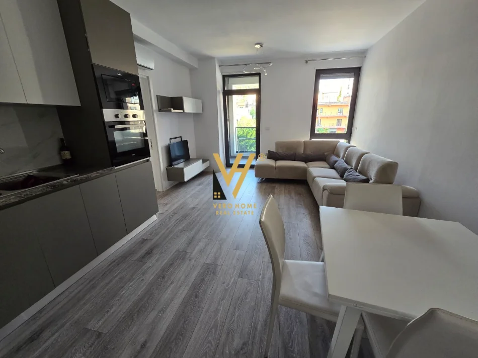 Tirane, jepet me qera apartament 1+1+Ballkon Kati 2, 63 m² 620 € (ALI DEMI)