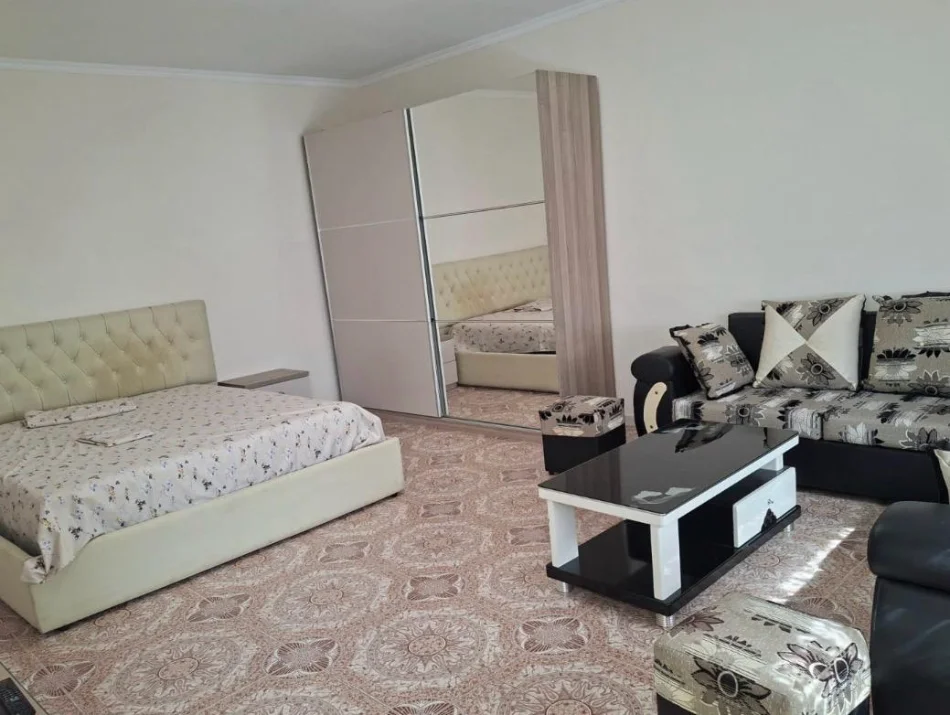 Tirane, jepet me qera shtepi 1+1 Kati 1, 60 m² 400 € (Farmacia 10)