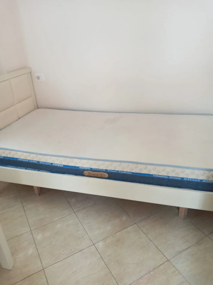 Tirane, jepet me qera apartament 1+1 Kati 1, 65 m² 300 € (Yzberisht)