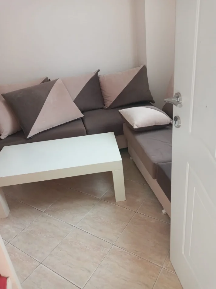 Tirane, jepet me qera apartament 1+1 Kati 1, 65 m² 300 € (Yzberisht)