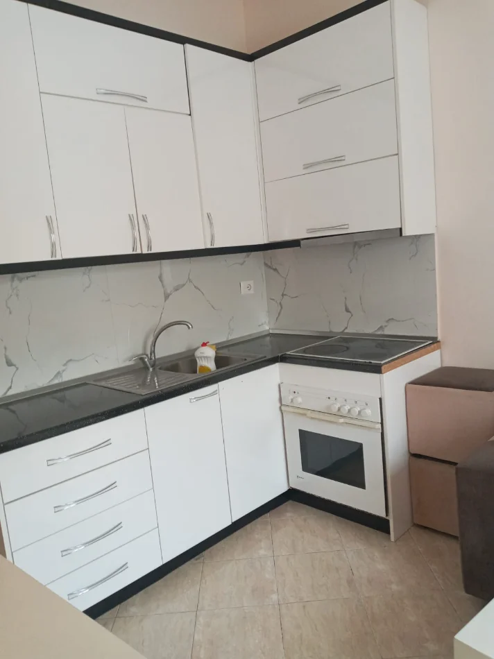 Tirane, jepet me qera apartament 1+1 Kati 1, 65 m² 300 € (Yzberisht)