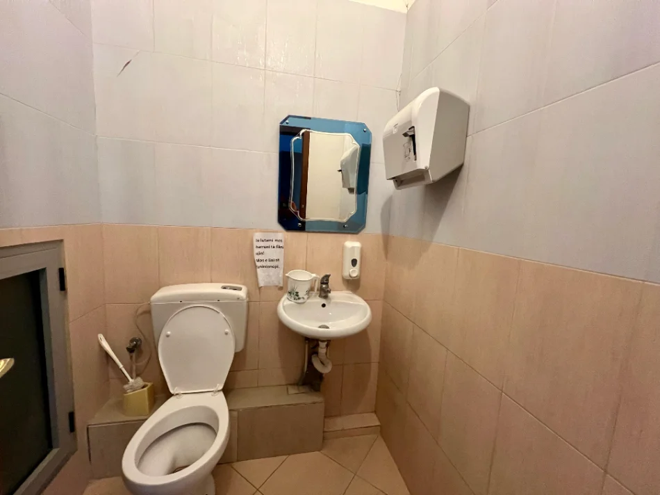 Tirane, jepet me qera ambjent biznesi Kati 2, 70 m² 500 € (Bulevardi Bajram Curri)