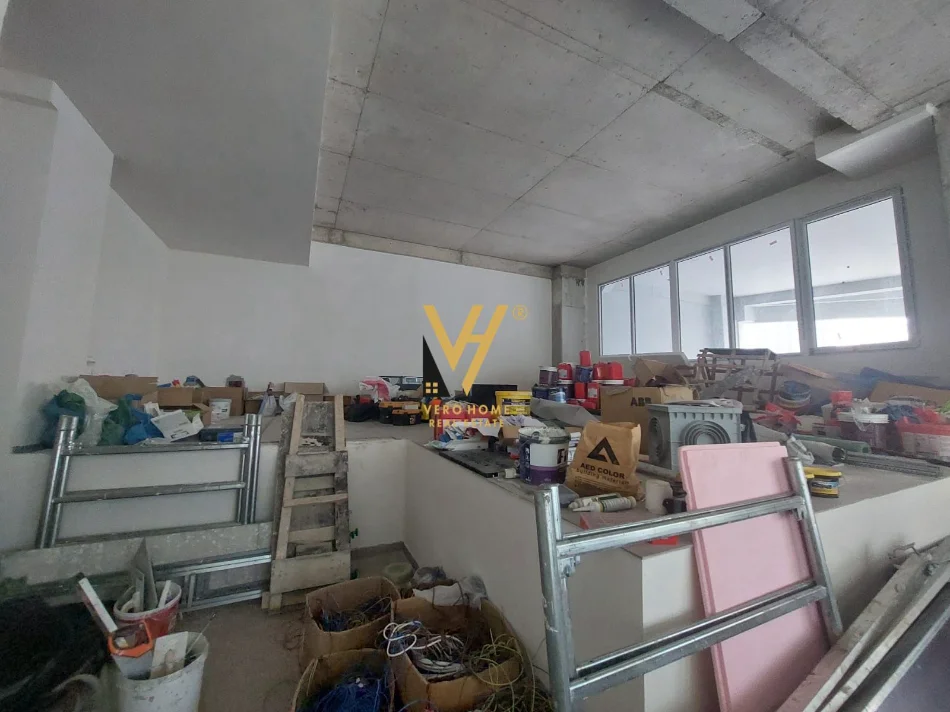 Tirane, jepet me qera dyqan Kati 0, 100 m² 2.500 € (KOMUNA E PARISIT)