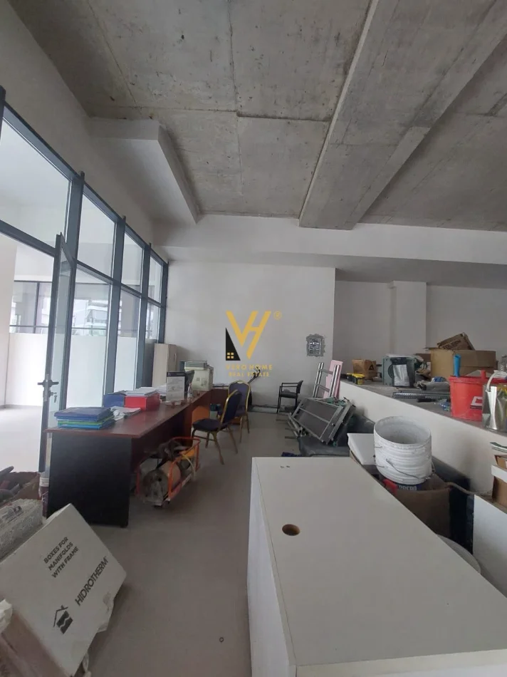 Tirane, jepet me qera dyqan Kati 0, 100 m² 2.500 € (KOMUNA E PARISIT)