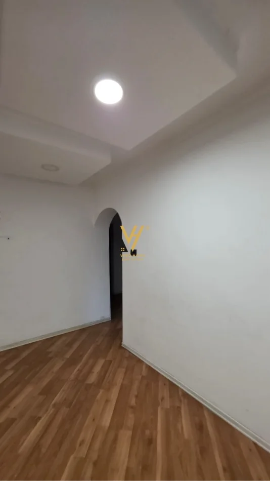 Tirane, jepet me qera zyre Kati 1, 50 m² 820 € (21 DHJETORI)