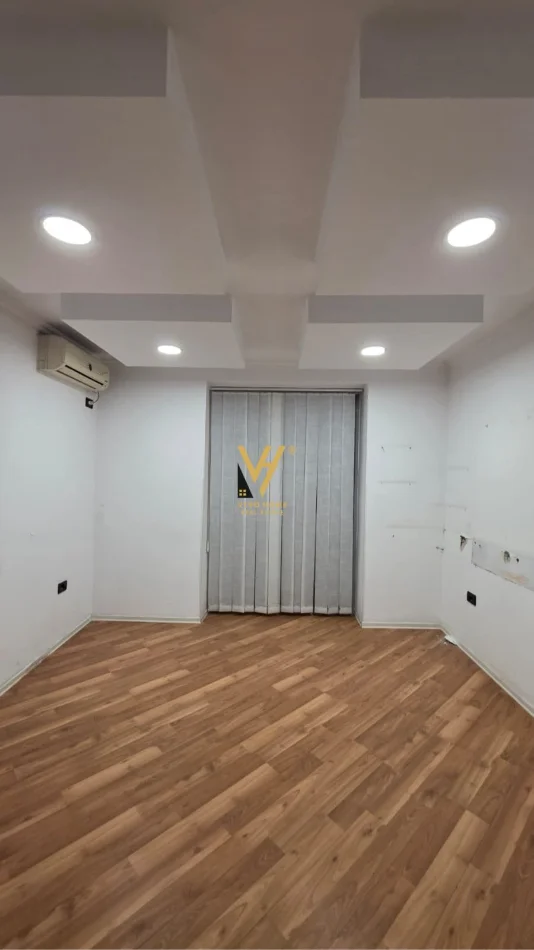 Tirane, jepet me qera zyre Kati 1, 50 m² 820 € (21 DHJETORI)