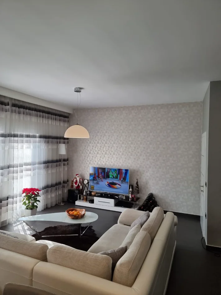 Tirane, jepet me qera apartament 3+1 Kati 2, 155 m² 700 € (5 MAJI)