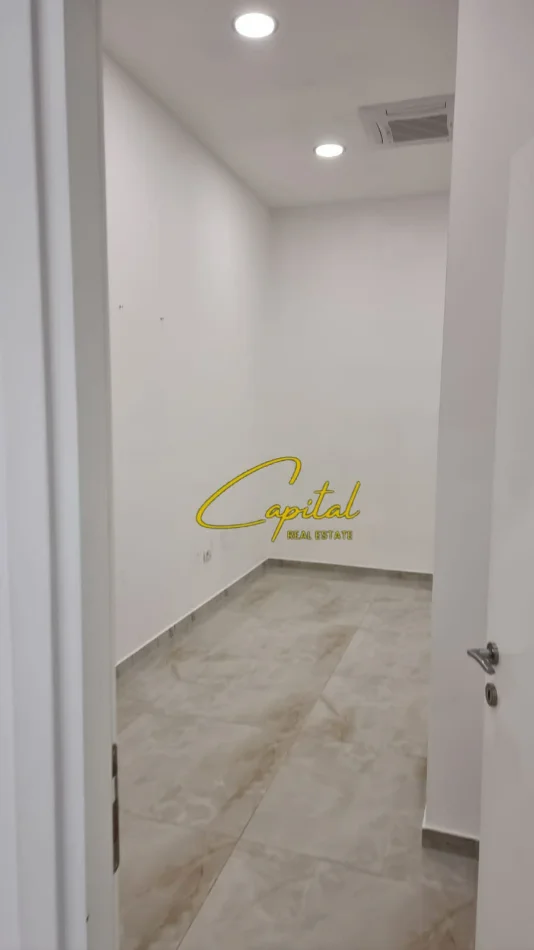 Tirane, jepet me qera ambjent biznesi Kati 1, 227 m² 3.200 € (KOMPLEKSI FARMACIA 10)