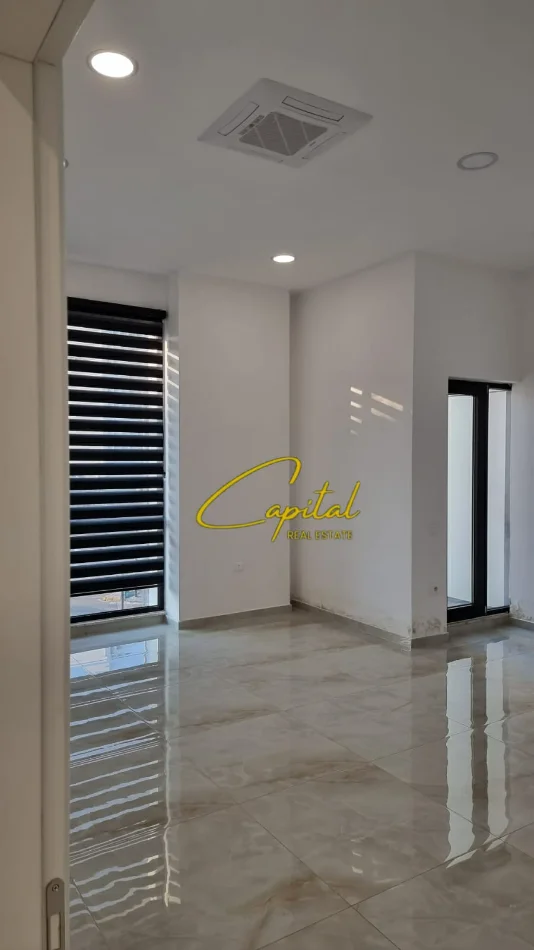 Tirane, jepet me qera ambjent biznesi Kati 1, 227 m² 3.200 € (KOMPLEKSI FARMACIA 10)