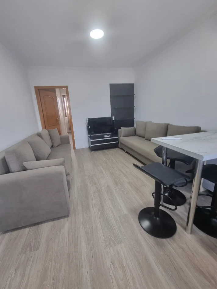 Tirane, jepet me qera apartament 1+1 Kati 5, 50 m² 350 € 
