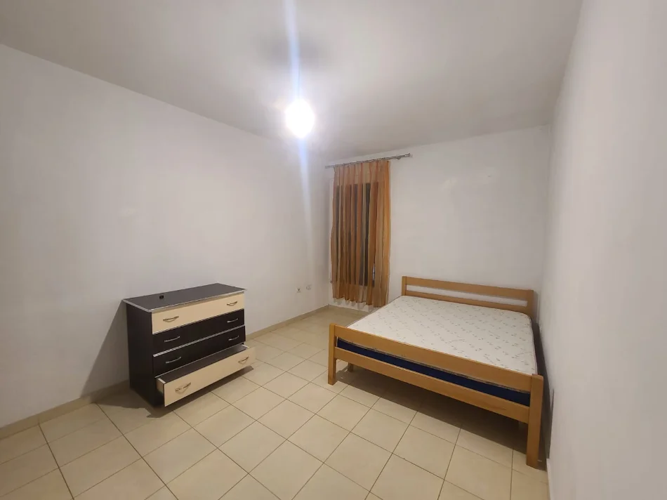 Tirane, jepet me qera apartament 1+1 Kati 8, 60 m² 380 € (YZBERISHT)