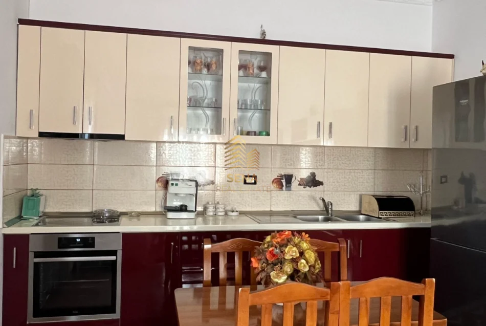 Tirane, jepet me qera apartament 2+1+Ballkon Kati 2, 90 m² 500 € (Siri Kodra)