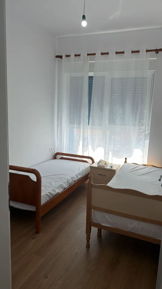 Tirane, jepet me qera apartament 2+1+Ballkon Kati 7, 96 m² 500 € (Ali Dem, Kompleksi Kadiu)