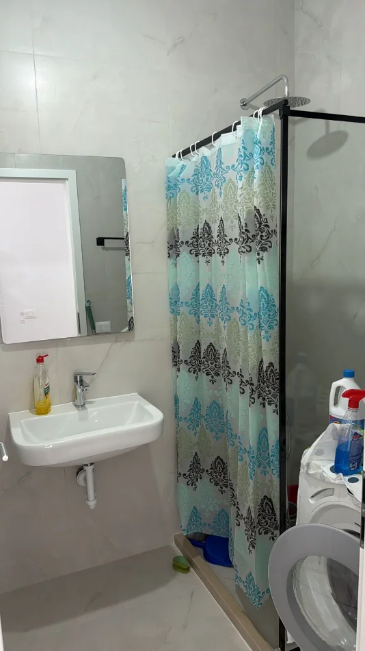 Tirane, jepet me qera apartament 2+1+Ballkon Kati 7, 96 m² 500 € (Ali Dem, Kompleksi Kadiu)