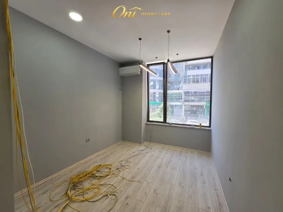 Tirane, jepet me qera zyre Kati 2, 31 m² 600 € (ZOGU IZI)