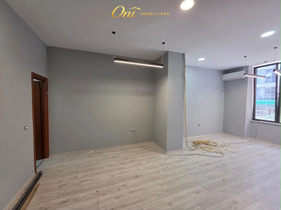 Tirane, jepet me qera zyre Kati 2, 31 m² 600 € (ZOGU IZI)