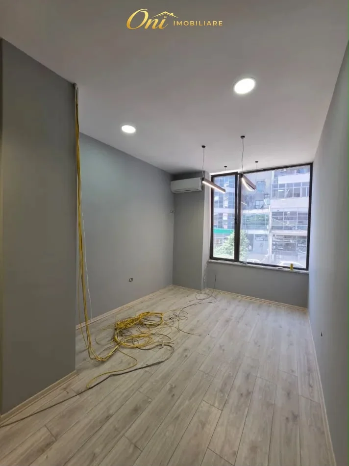 Tirane, jepet me qera zyre Kati 2, 31 m² 600 € (ZOGU IZI)