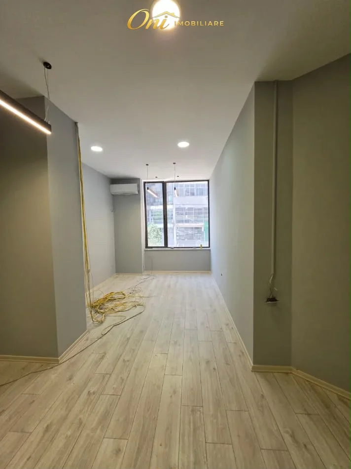 Tirane, jepet me qera zyre Kati 2, 31 m² 600 € (ZOGU IZI)
