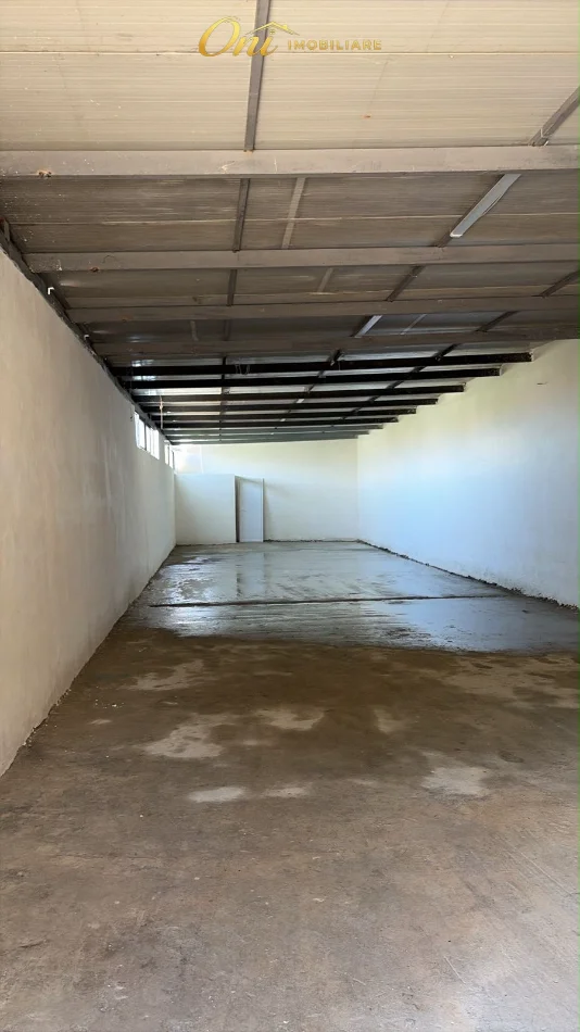 Tirane, jepet me qera magazine Kati 0, 180 m² 1.000 € (TEK TOP CHANNEL)