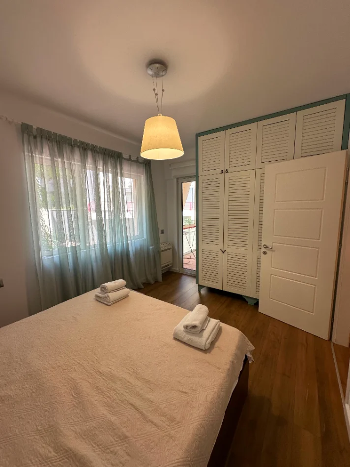 Tirane, jepet me qera apartament 2+1+Ballkon Kati 3, 111 m² 900 € (Liqeni i Thate)