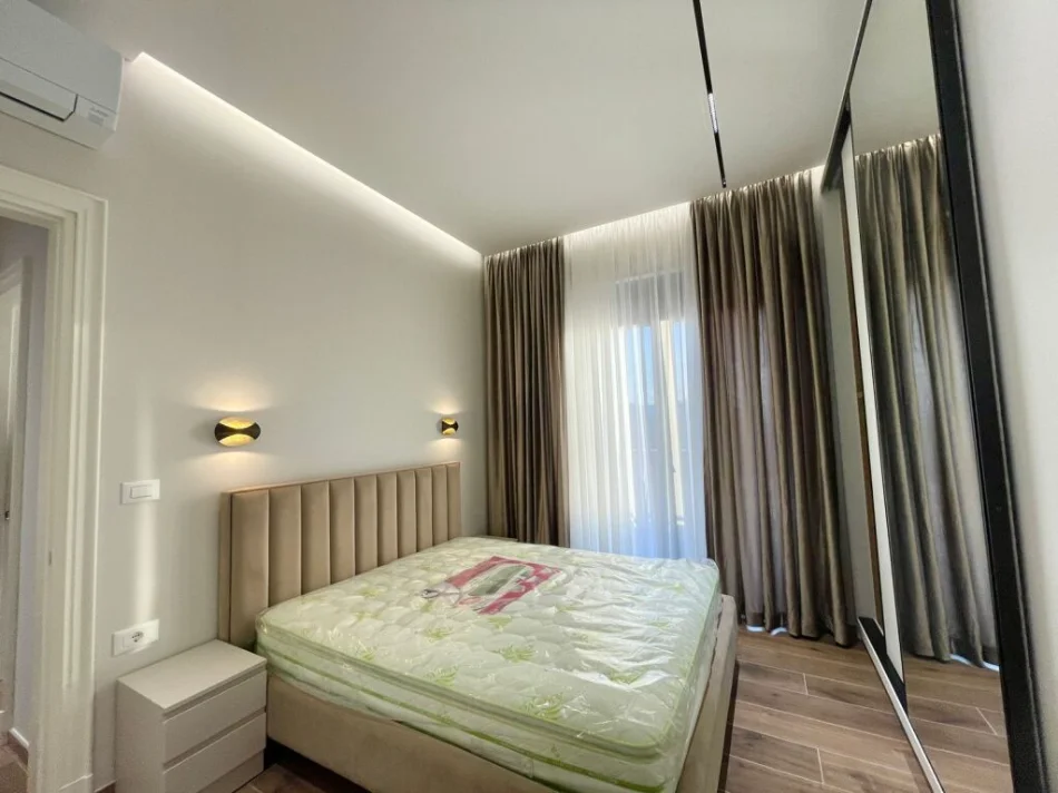 Tirane, jepet me qera apartament 2+1+Ballkon Kati 7, 132 m² (Kompleksi Delijorgji)