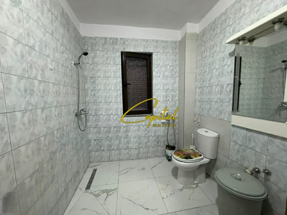 Tirane, jepet me qera apartament 2+1 Kati 4, 80 m² 520 € (LAPRAKE)