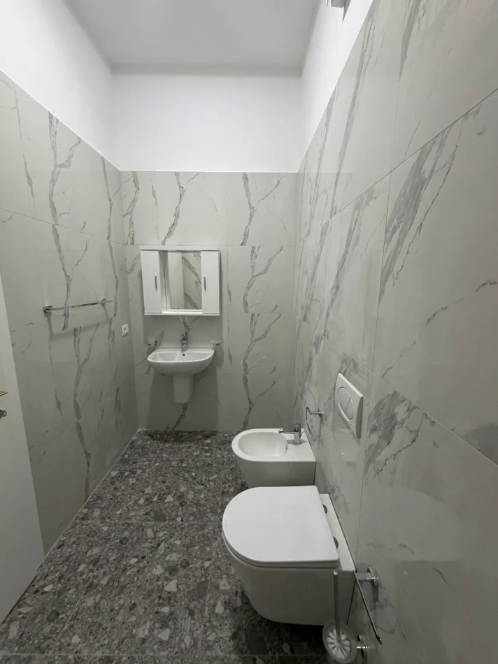 Tirane, jepet me qera apartament 2+1+Ballkon Kati 4, 114 m² 1.300 € (Kompleksi Delijorgji)