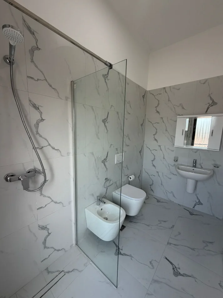 Tirane, jepet me qera apartament 2+1+Ballkon Kati 4, 114 m² 1.300 € (Kompleksi Delijorgji)