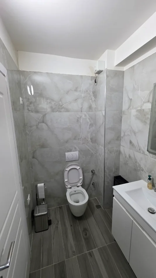 Tirane, jepet me qera apartament 1+1 Kati 6, 600 € (Mine Peza tek rruga e prokurorise)