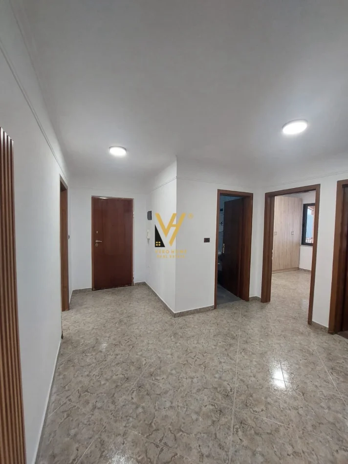 Tirane, jepet me qera apartament 3+1+Ballkon Kati 3, 120 m² 520 € (PALLATI ME SHIGJETA)