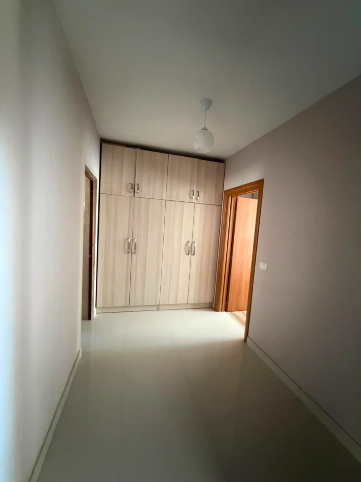 Tirane, jepet me qera apartament 1+1 Kati 1, 55 m² 450 € (ALI DEMI)