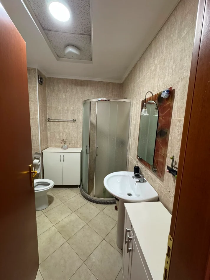 Tirane, jepet me qera nga Pronari, pa-komision apartament 1+1+Ballkon Kati 3, 70 m² 550 € (Prokop Mima Pallati Kristal Center Kati 3)