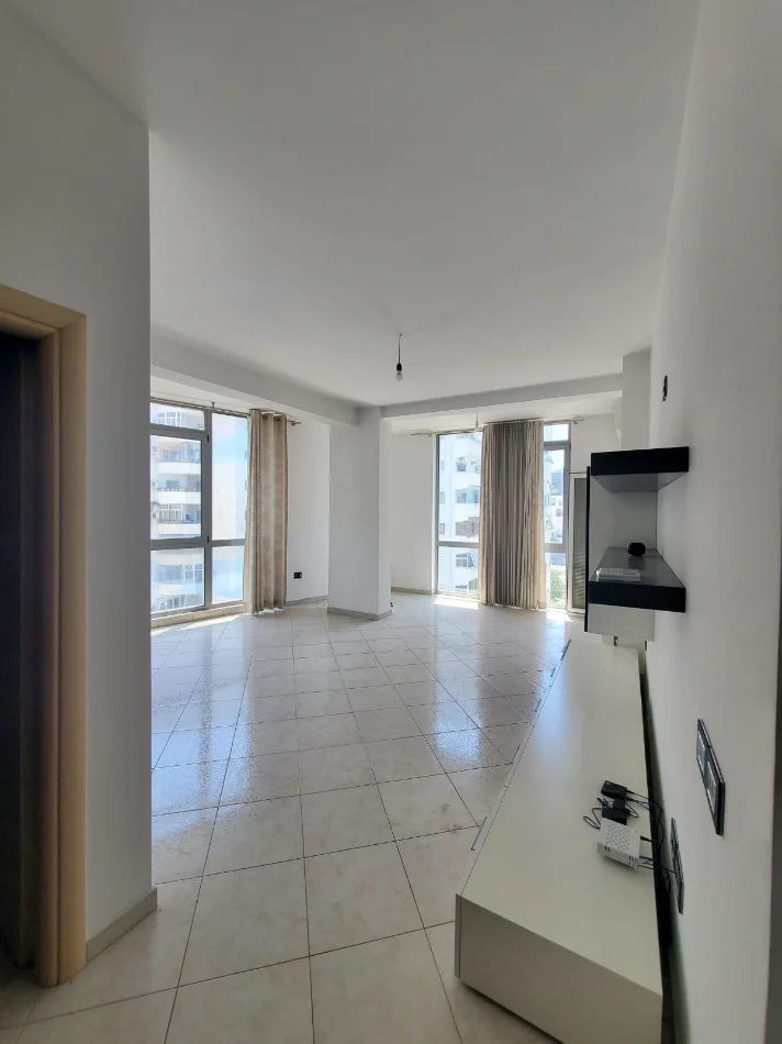 Tirane, jepet me qera zyre Kati 4, 110 m² 1.400 € (KOMUNA E PARISIT)