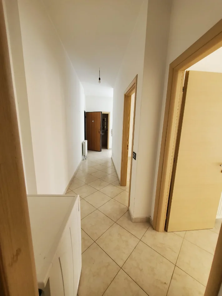 Tirane, jepet me qera zyre Kati 4, 110 m² 1.400 € (KOMUNA E PARISIT)