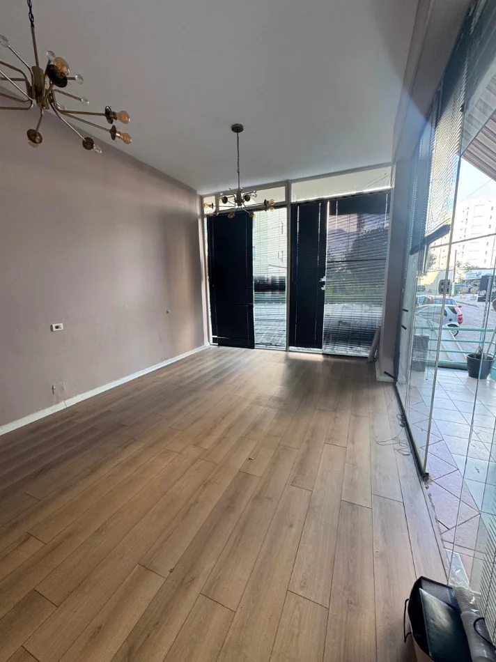 Tirane, jepet me qera ambjent biznesi Kati 0, 36 m² 550 € (21 dhjetori)