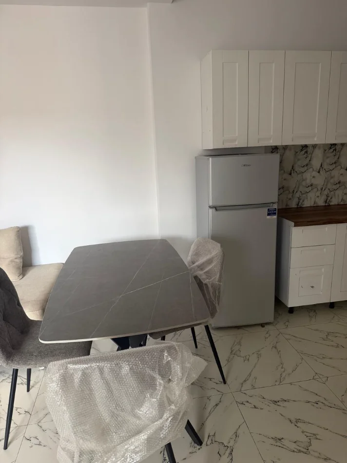 Tirane, jepet me qera apartament 1+1 Kati 2, 70 m² 500 € (RRUGA E KAVAJES)