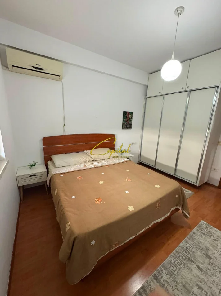 Tirane, jepet me qera apartament 1+1 Kati 3, 65 m² 550 € (KOMUNA E PARISIT)