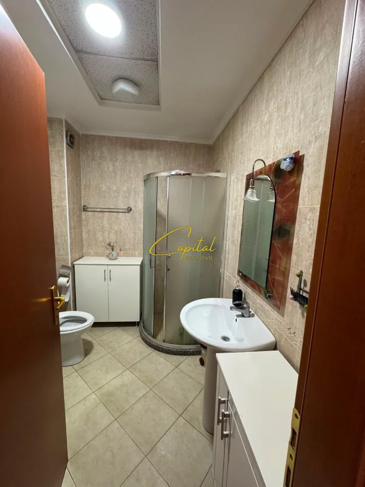 Tirane, jepet me qera apartament 1+1 Kati 3, 65 m² 550 € (KOMUNA E PARISIT)