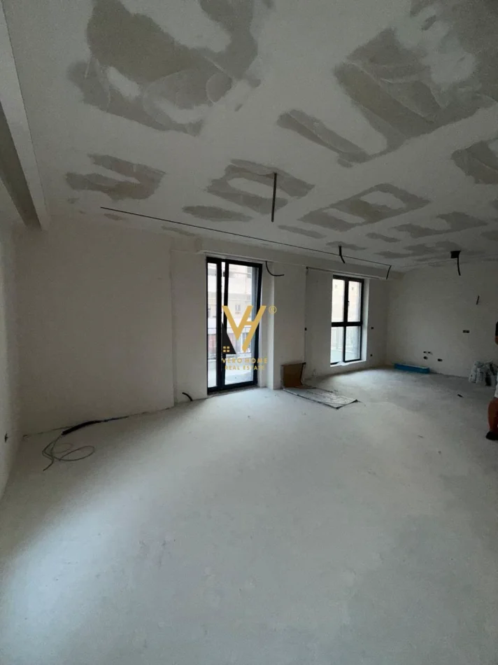 Tirane, jepet me qera ambjent biznesi Kati 2, 100 m² 1.000 € (RRUGA E KAVAJES)
