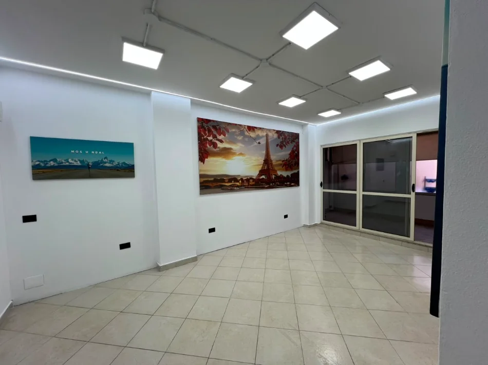 Tirane, jepet me qera zyre Kati 3, 80 m² 700 € (ASTIR)