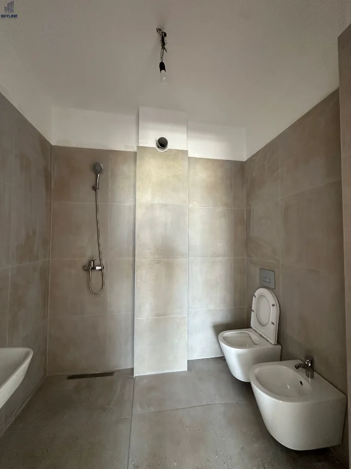 Tirane, shitet apartament 2+1 , 131 m² 216.150 € (Laprake)