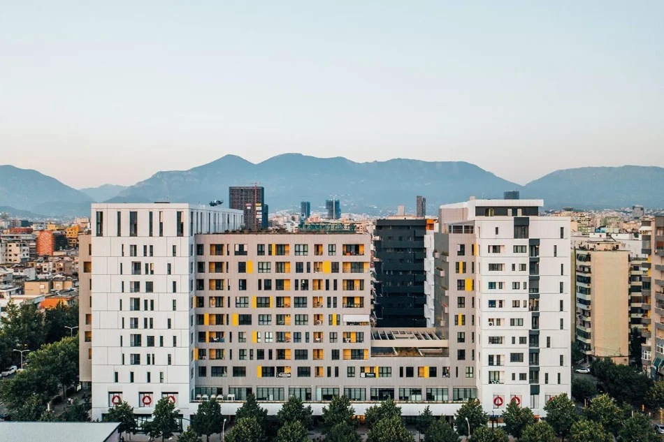 Tirane, jepet me qera zyre Kati 3, 100 m² 1.000 € (RRUGA E KAVAJES)