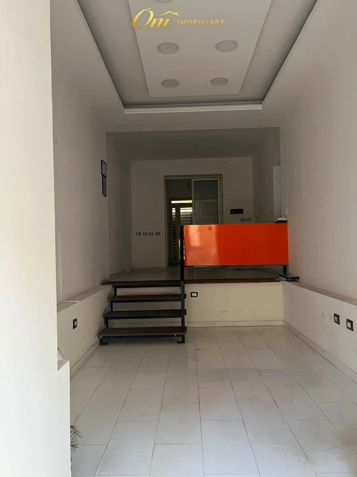 Tirane, jepet me qera dyqan Kati 0, 55 m² 1.930 € (MYSLYM SHYRI)