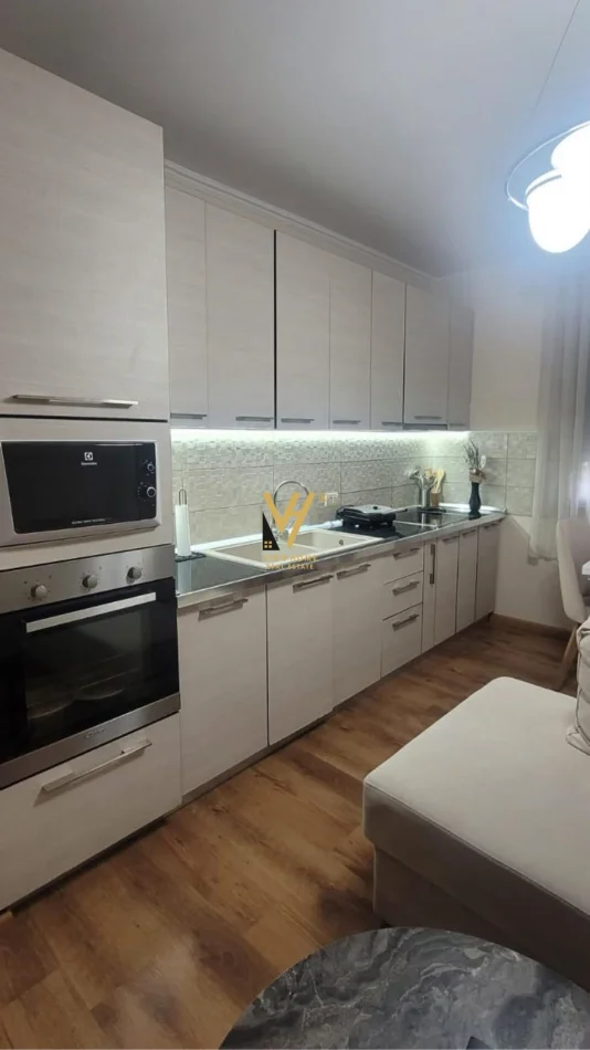 Tirane, jepet me qera apartament 2+1+Ballkon Kati 2, 80 m² 500 € (OXHAKU)