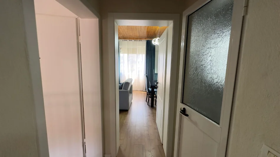 Tirane, jepet me qera apartament 1+1 Kati 5, 49 m² 500 € (Shallvaret)