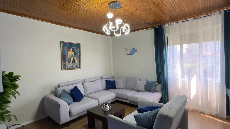 Tirane, jepet me qera apartament 1+1 Kati 5, 49 m² 500 € (Shallvaret)