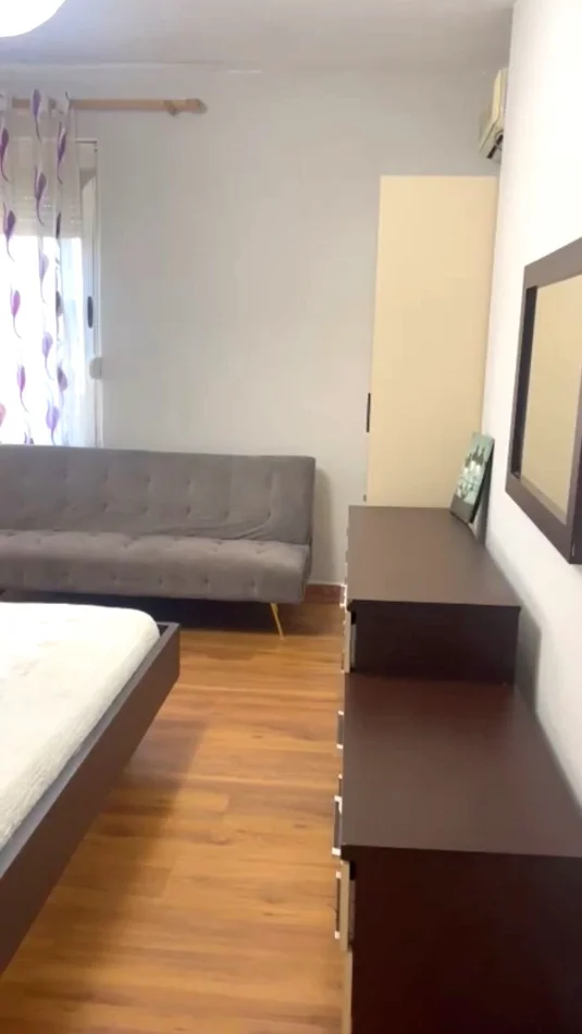 Jepet me Qera Apartament 1+1 tek Rruga Qemal Stafa ne Xhamllik