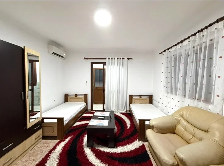 Jepet me Qera Garsoniere tek Rruga 5 Maji,  320 MIJE LEKE