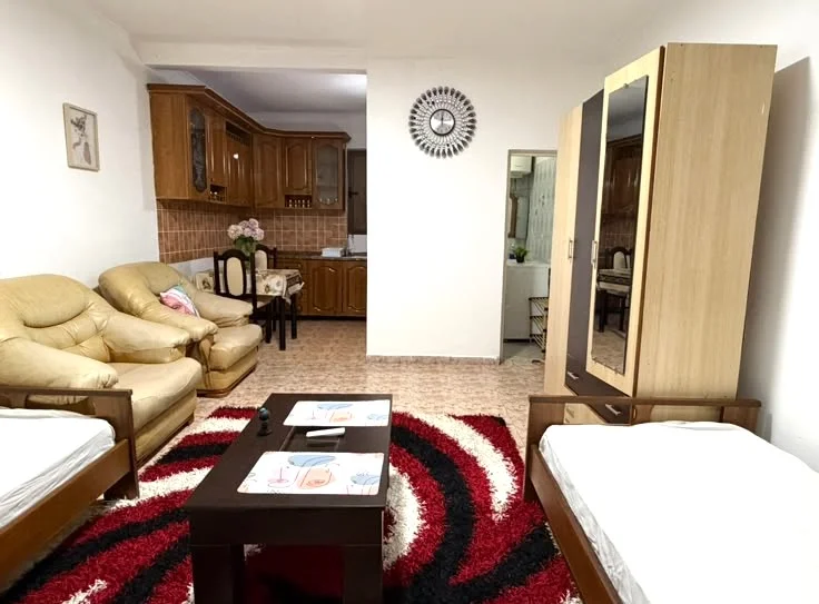 Jepet me Qera Garsoniere tek Rruga 5 Maji,  320 MIJE LEKE
