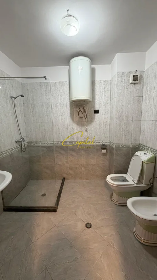 Tirane, jepet me qera zyre Kati 3, 130 m² 800 € (ISH EKSPOZITA)